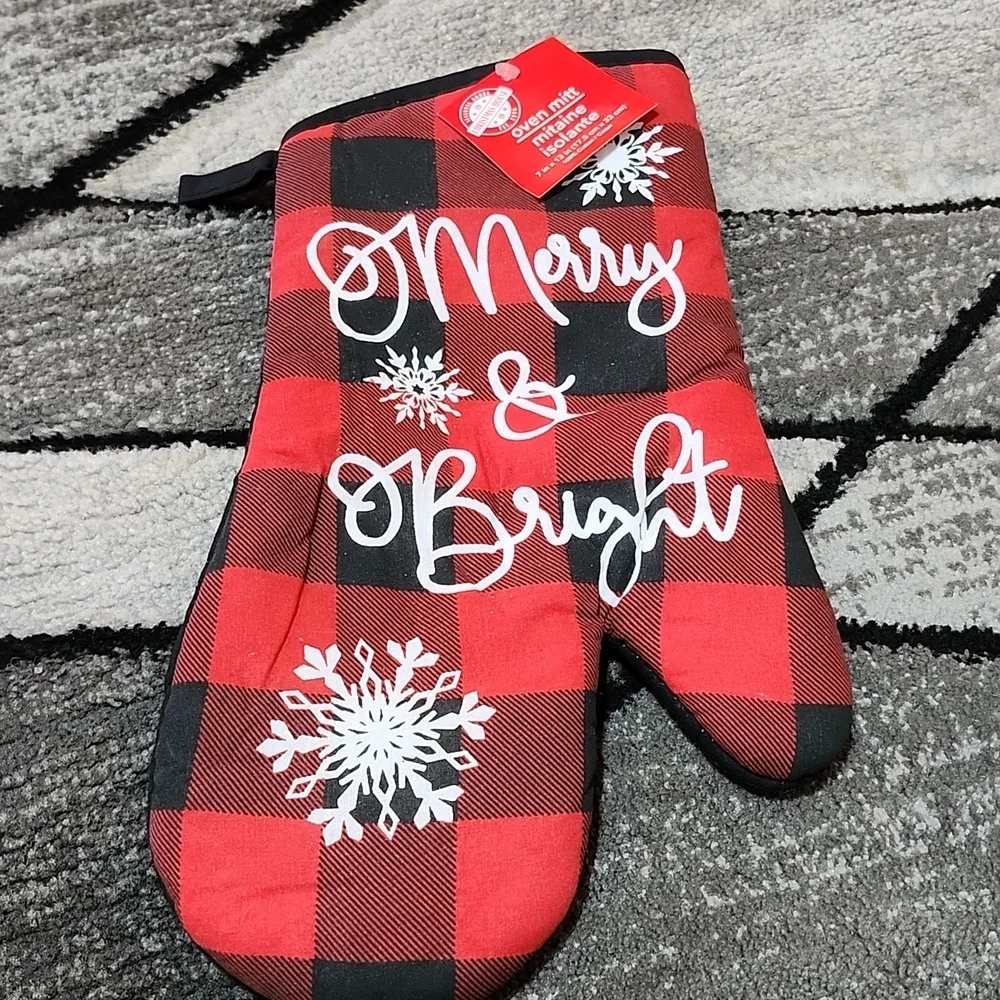 CHRISTMAS THEMED DISPOSABLE TABLEWEAR & PLAID POT HOLDERS BUNDLE PRICE FIRM